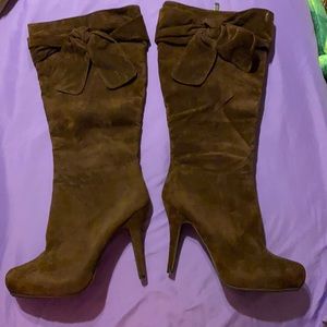 High heel boots with bow